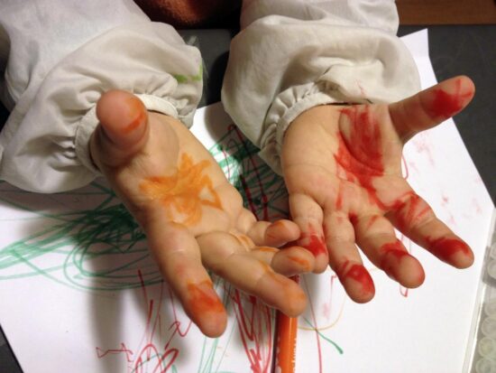 https-free-images-com-lg-660d-child_hands_fingers_painting-jpg