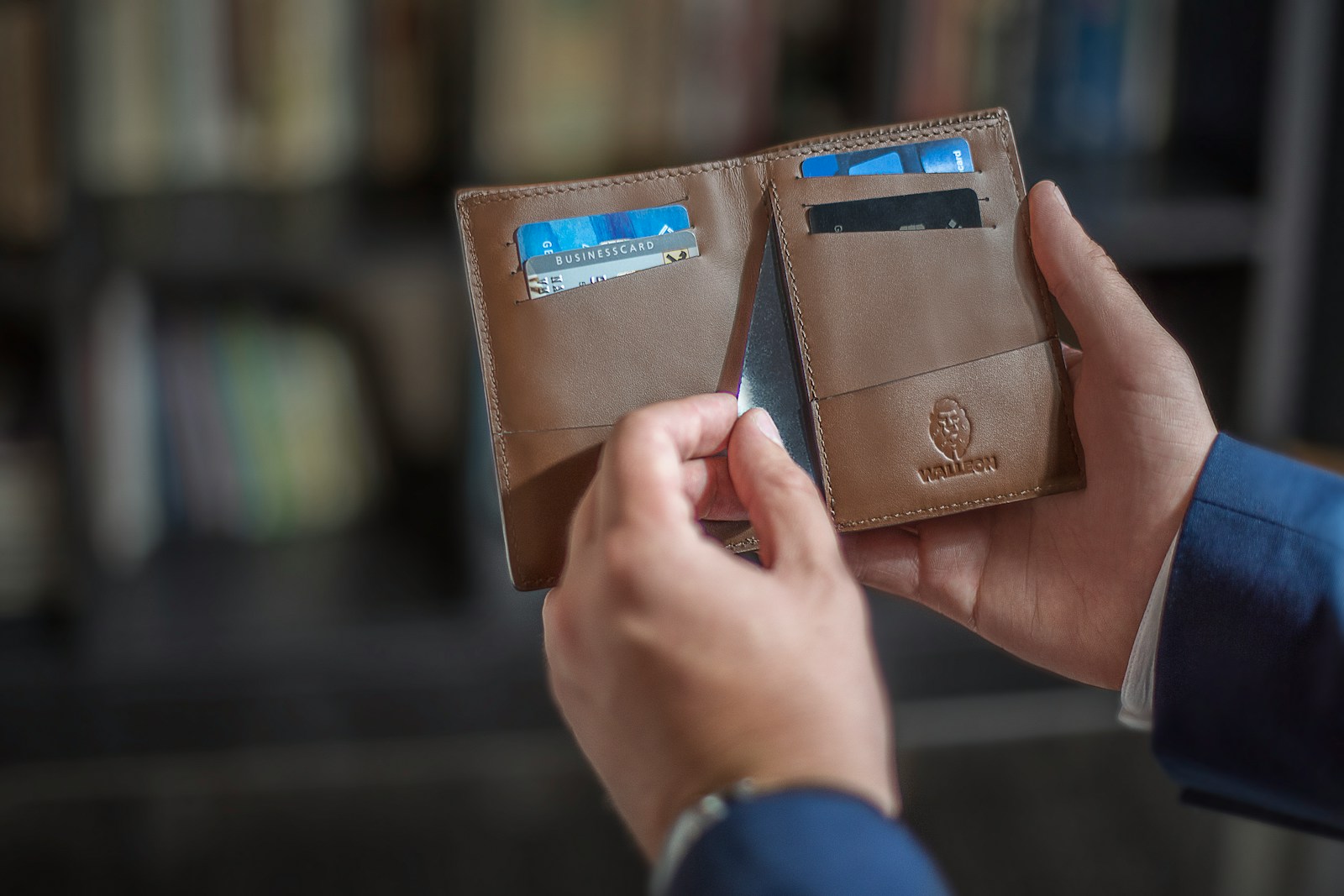 Walleon Smart Wallet inside - GPS tracking, security and more. Up to 6 debit/credit cards and one pocket for documents + one hidden pocket.