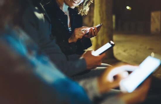 Group_on_smartphones_S_0815